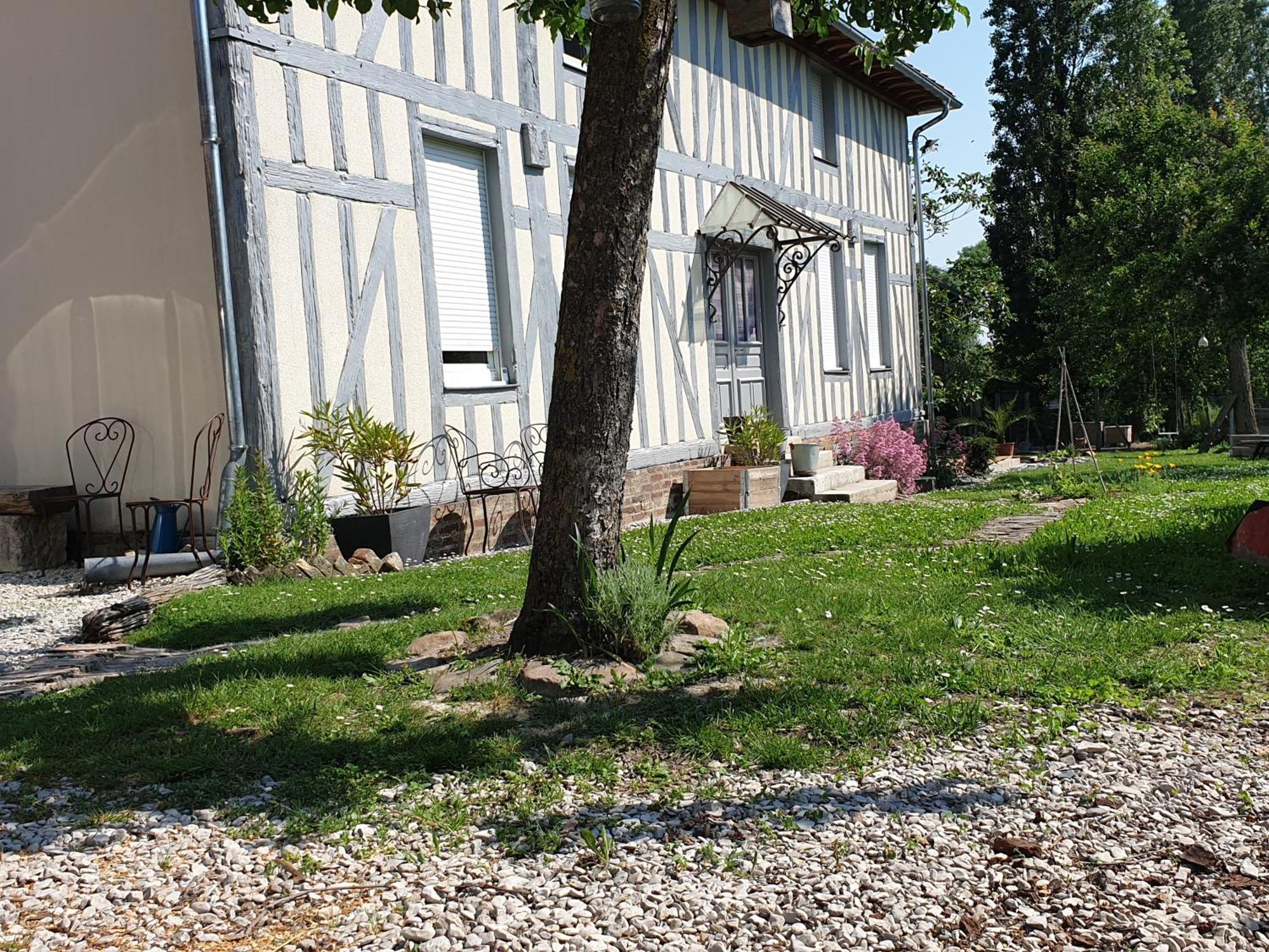 Sous Les Toits Bed & Breakfast Dosches Exterior photo