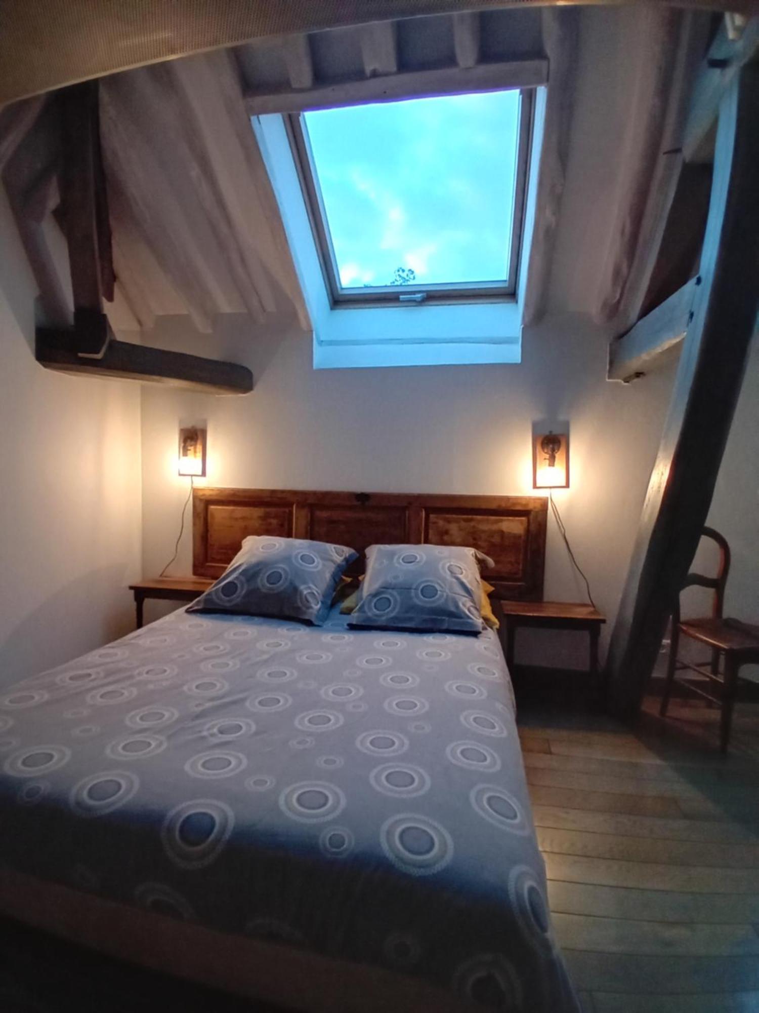 Sous Les Toits Bed & Breakfast Dosches Exterior photo