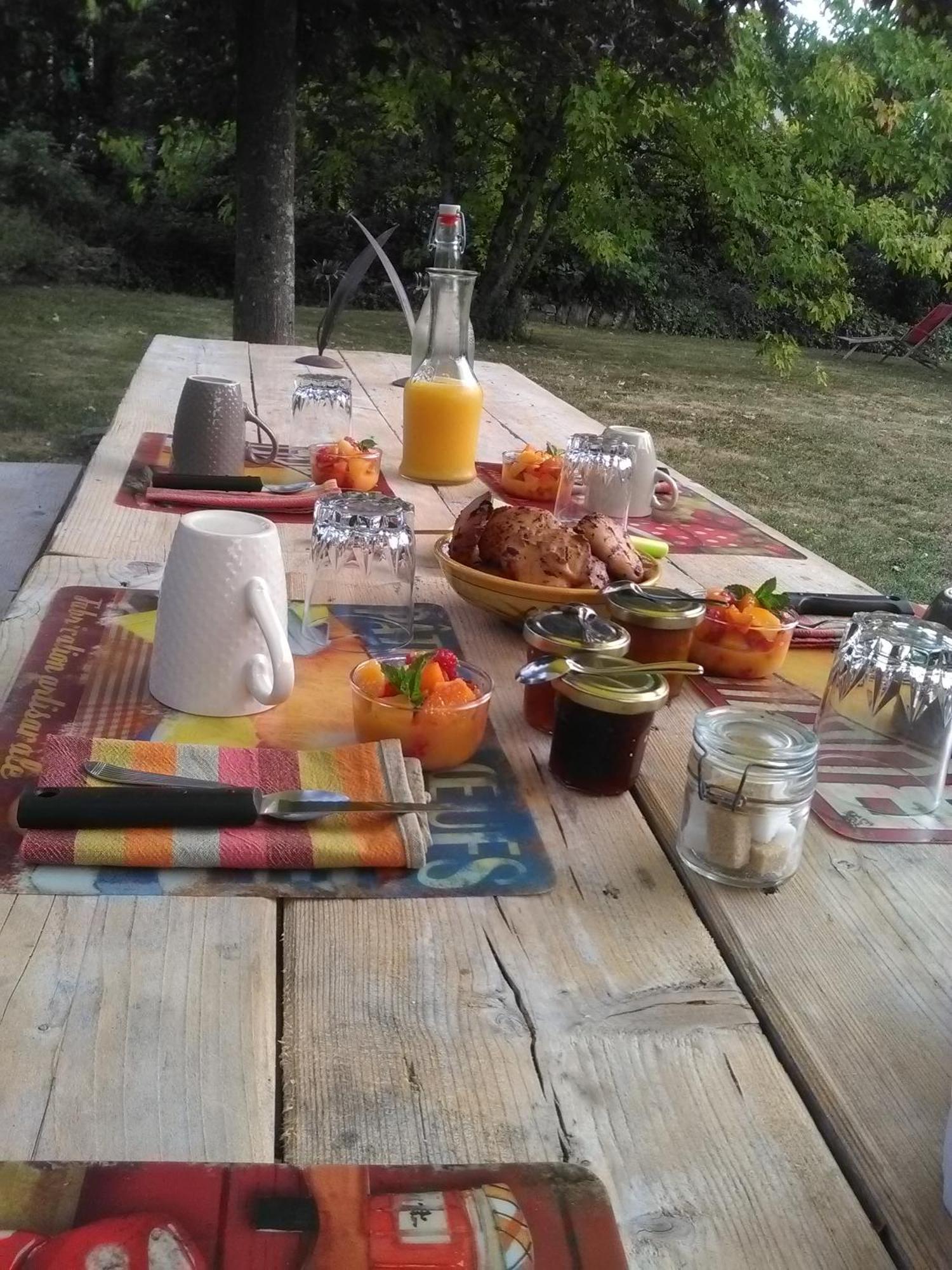 Sous Les Toits Bed & Breakfast Dosches Exterior photo